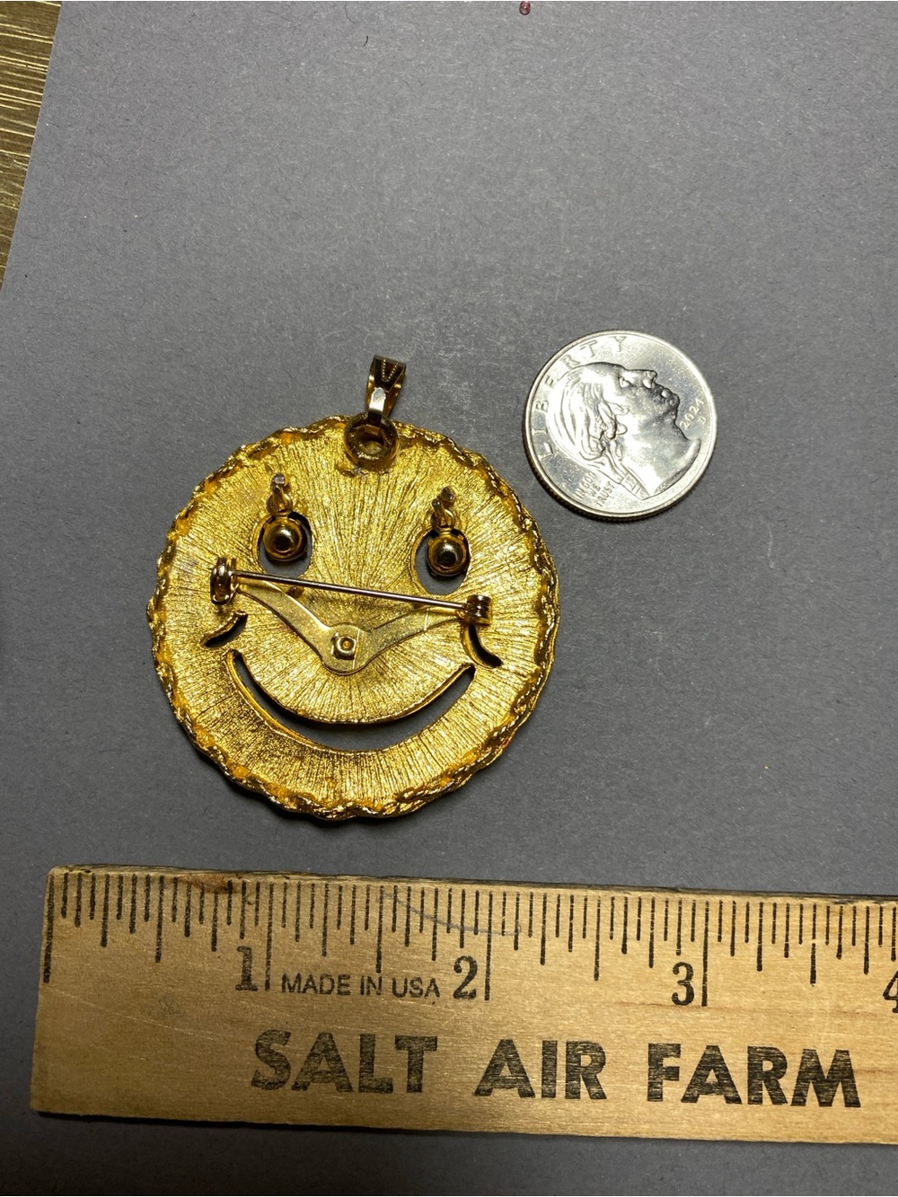 Vintage rhinestone gold tone smile face pin pendant - Picture 4 of 4